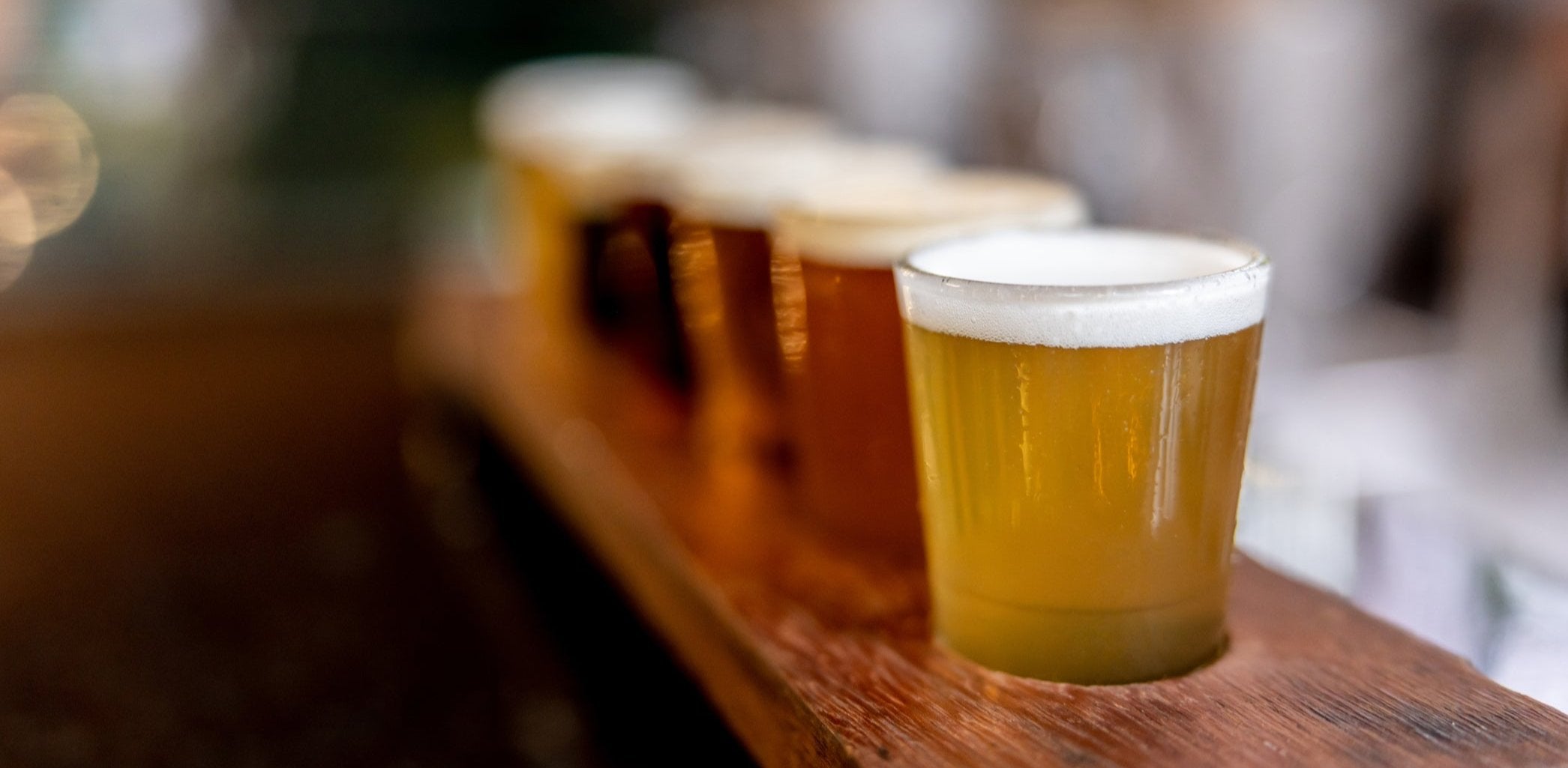 Økologisk alkoholfri øl alle skænket i glas på række